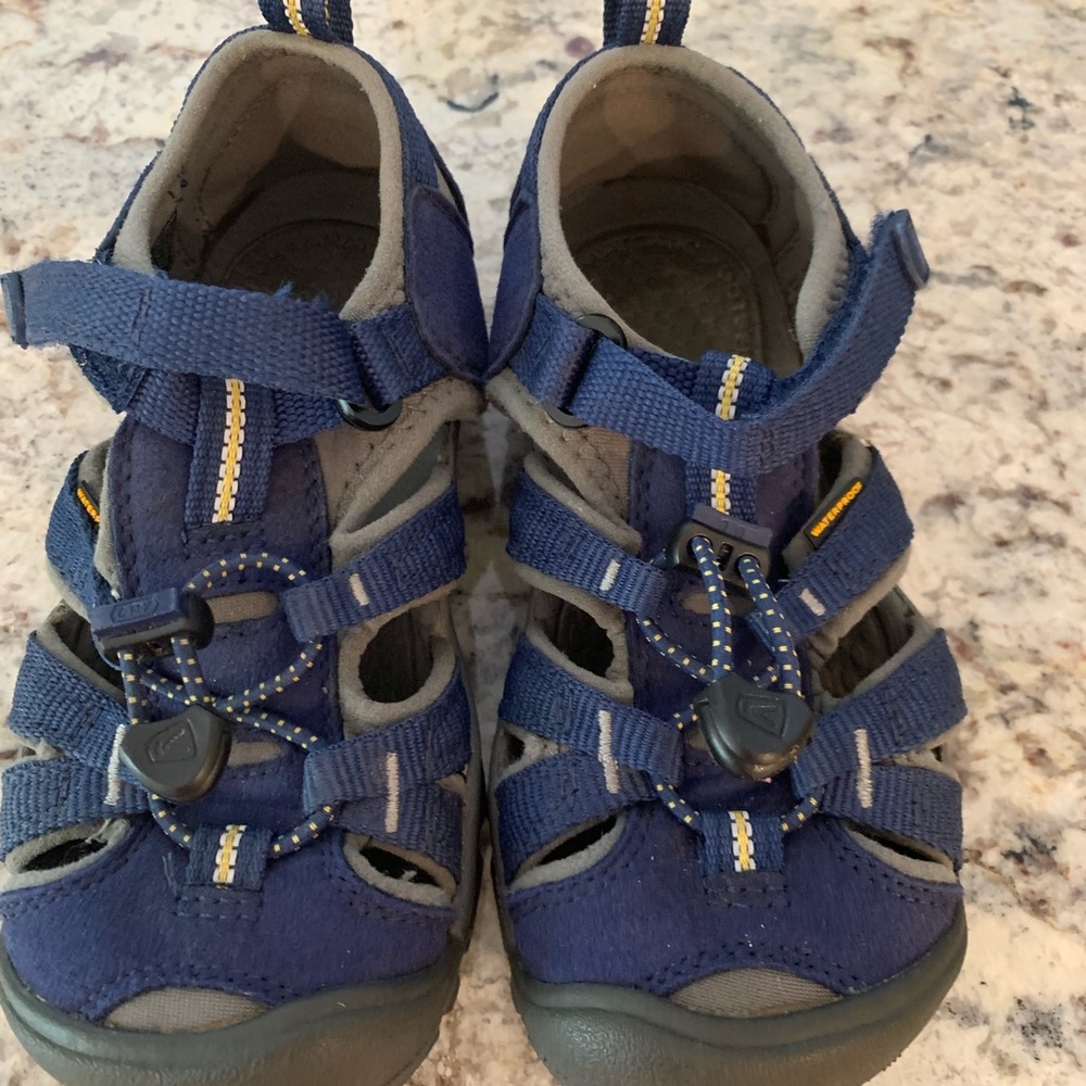 Keen boy’s seacamp sandals in Navy.